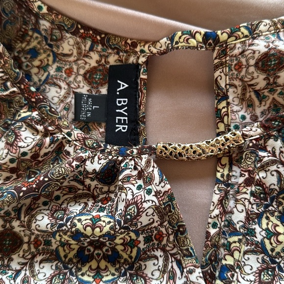 A. Byer Multi-hue Paisley Print Top Gold Keyhole Detail Open Sleeve Button Cuff - Picture 5 of 13